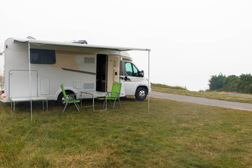 Wohnmobil - Campen auf der Wiese
