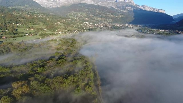 Lac de Passy sous la brûme, 74, Haute Savoie, France