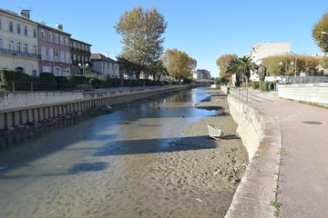 Narbonne : centre-ville, le canal de la Robine à l'étiage pour le nettoyer.