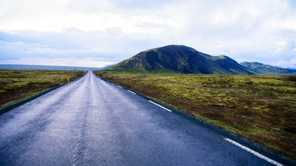 Islandia carretera hacia el horizonte