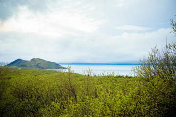 Paisaje de Islandia con lago y montañas