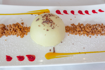 dôme de chocolat blanc et crumble spéculoos 