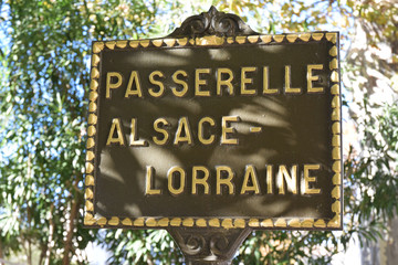 Fototapeta na wymiar Panneau passerelle Alsace-Lorraine à Narbonne, Aude, Languedoc, Occitanie, France.