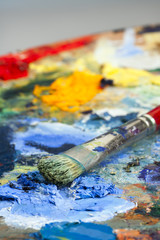 Obraz premium An artists paint palette and brush