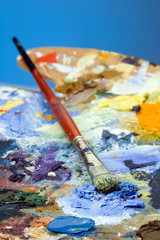 Obraz premium An artists paint palette and brush