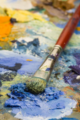 Obraz premium An artists paint palette and brush