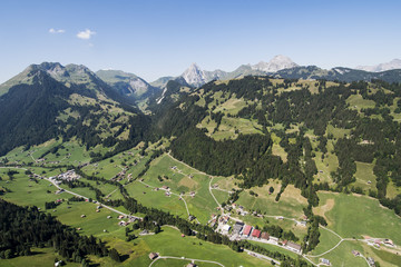 Fototapeta na wymiar Gleitschirmfliegen in Gstaad
