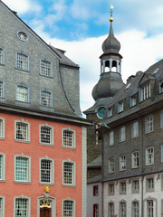 Obraz premium Das rote Haus und die Kirche in der historischen Altstadt von Monschau in der Eifel