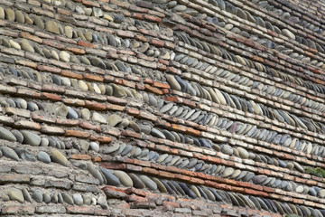 Фрагмент старинной каменной стены серого цвета.горизонтально.