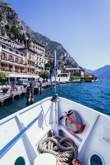 Bug eines Passagierschiffes am Gardasee. Blauer Himmel und blaues Wasser. Limone sul Garda.