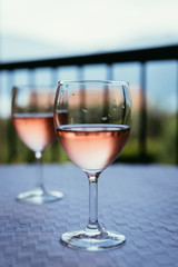 Weingenuss auf Terrasse, Weinglas mit Rose-Wein in Italien