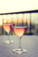 Weingenuss auf Terrasse, Weinglas mit Rose-Wein in Italien