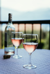 Weingenuss auf Terrasse, Weinglas mit Rose-Wein in Italien