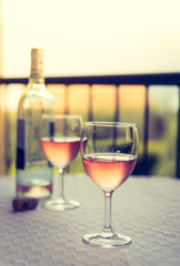 Weingenuss auf Terrasse, Weinglas mit Rose-Wein in Italien