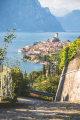 Ausblick auf Malcesine, Gardasee, Italien. Italienische Häuser, See, Berge und Plfanzen.