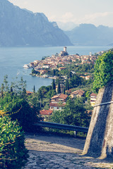 Ausblick auf Malcesine, Gardasee, Italien. Italienische Häuser, See, Berge und Plfanzen.
