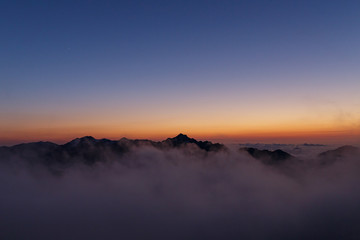 雲湧く夕景と剣岳
