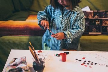 Una niña juega con pinturas y temperas - 215102931