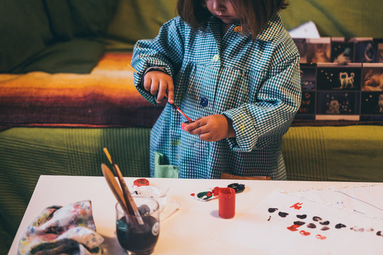 Una ni&ntilde;a juega con pinturas y temperas