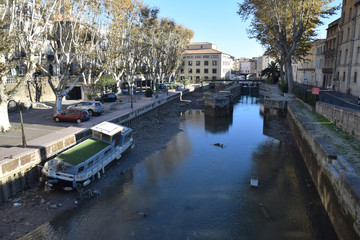 Narbonne : centre-ville, le canal de la Robine à l'étiage pour le nettoyer.