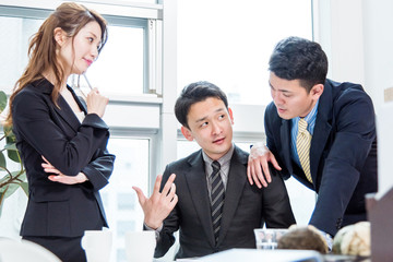 ビジネス状況・会議・ブレインストーミング