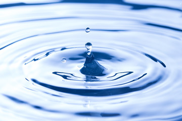 SImple Water Droplets into a Pool of Water