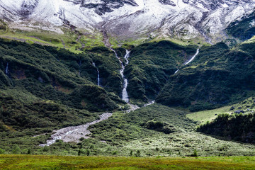 Wasserfall auf grün 3