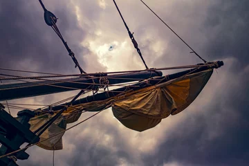 Rolgordijnen Schip Zeilen op een oud zeilschip