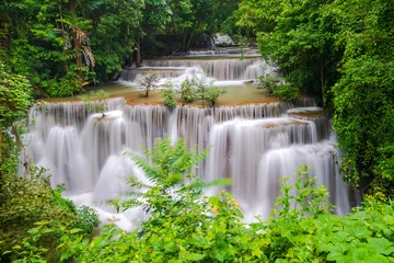Papier Peint photo Cascades Belle cascade dans la forêt profonde, cascade Huay Mae Kamin dans la province de Kanchanaburi, Thaïlande