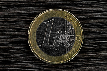 Euromünze auf Holzfläche