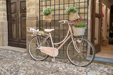 Fototapeta na wymiar old painted bike with flowers in baskets 