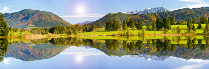 Berge im Allgäu spiegeln sich im Forggensee