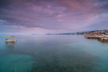 Obraz premium View on pier in Podstrana at sunrise,boat,villas,long exposure