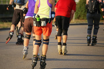 Gruppe von Inlineskatern in der Abendsonne
