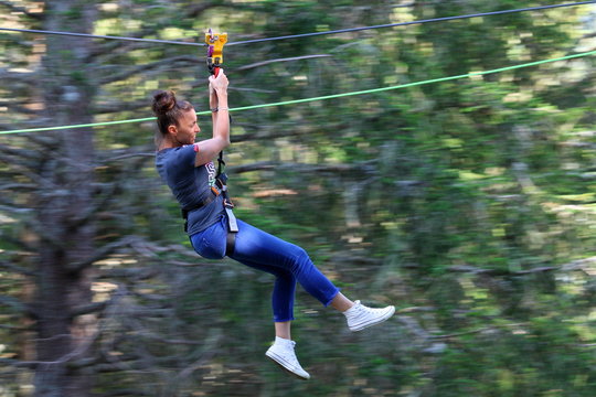 Tyrolienne parc escalade dans les arbres