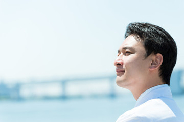 遠くを見つめる男性（医者・学者・白衣）