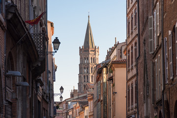 Rue typique de Toulouse et Basilique Saint-Sernin