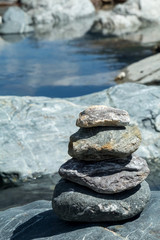 Башня из камней на берегу реки