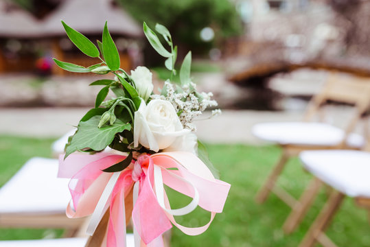 The small bouquet decorated with pink tapes