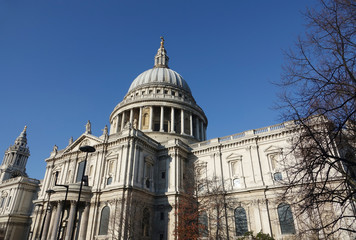 Fototapeta na wymiar Cathedral of Saint Paul's in London England.