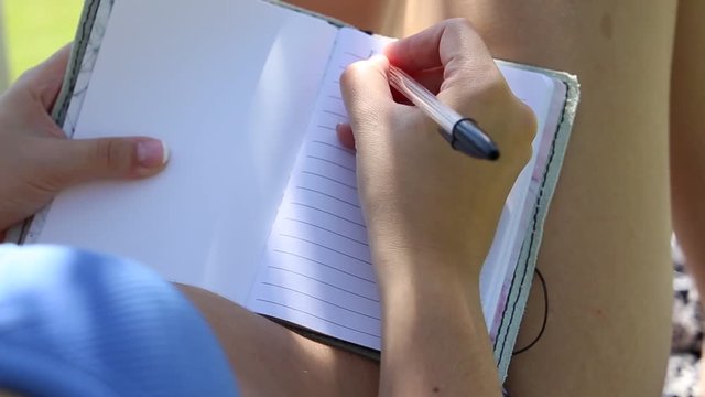 chica bikini verano escribiendo en diario