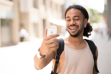 Mann macht mit seinem Handy ein selfie