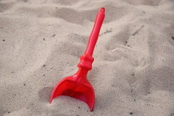 Fototapeta na wymiar Łopatka w piasku na plaży