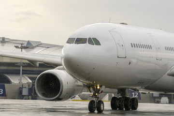 Fototapeta na wymiar Big white airplane in the airport
