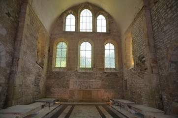 Fototapeta premium VITRAUX EGLISE ABBATIAL ABBAYE DE FONTENAY (12 éme Siècle) Cote d'Or BOURGOGNE FRANCE