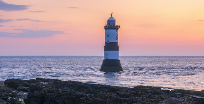 UK, Wales, Anglesey, Penmon, Black Point, Trwyn Du Lighthouse (Penmon Lighthouse) at sunrise