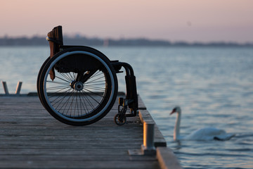 Wózek inwalidzki na pomoście - obrazy, fototapety, plakaty