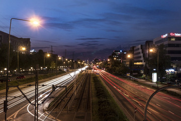 Fototapeta na wymiar Światła samochodów nocą