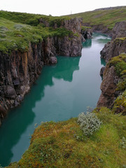 Rio de água verde na bonita paisagem natural da Islândia