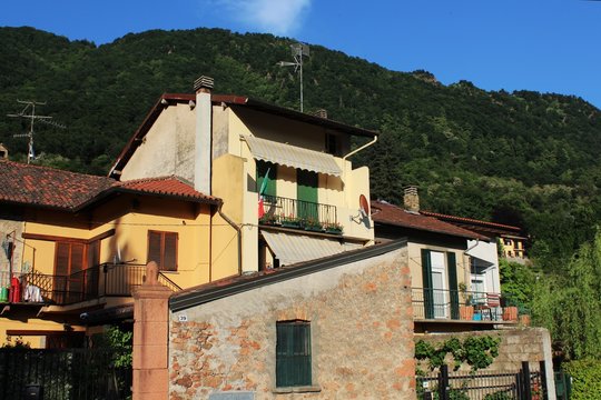 Dörliche Szene in der Lombardei, Norditalien (Valganna)